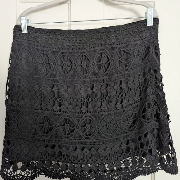 Elegant Black Lace Skirt - Picture 3 of 4